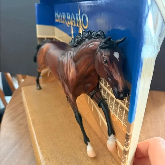 Breyer Traditional Series 1:9 Barbaro 1307 Benefit Horse Figure KY Derby Winner - Picture 2 of 3